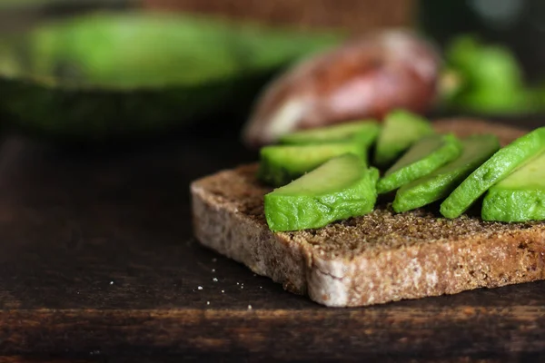 Sandwich Con Avocado Vicino — Foto Stock