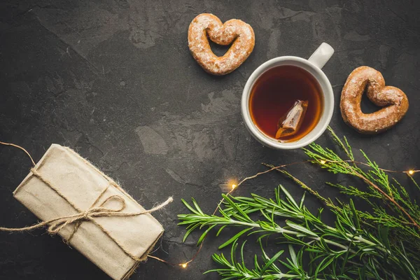 お祝いのクリスマスの背景のお茶とクッキー — ストック写真