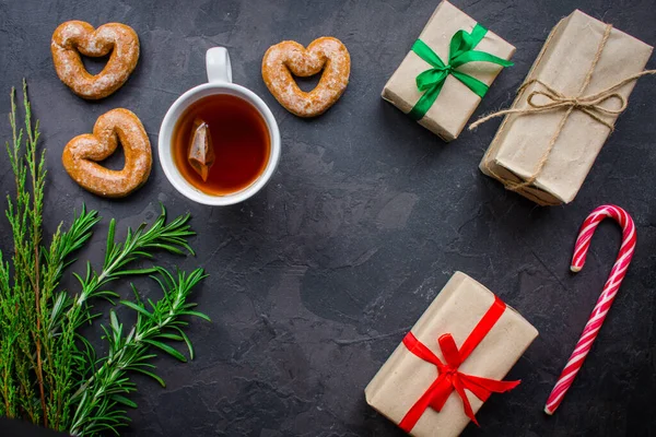 お祝いのクリスマスの背景のお茶とクッキー — ストック写真