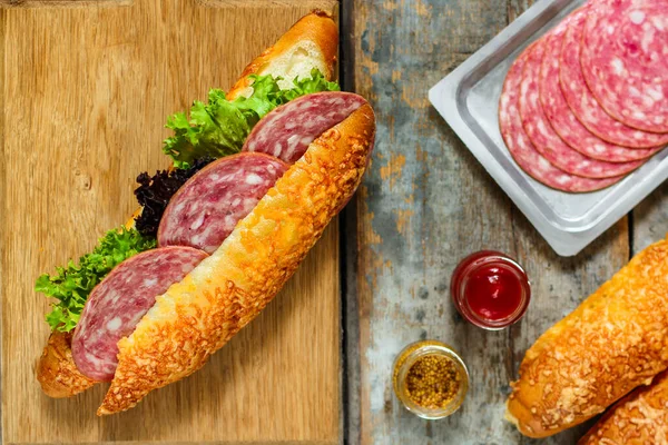 Close Sandwich Salami — Stockfoto