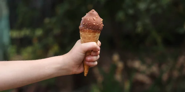 Человек Держит Шоколадный Мороженое Конус — стоковое фото