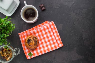 Kahvaltınız, kahveniz ve çayınız ahşap bir masada.