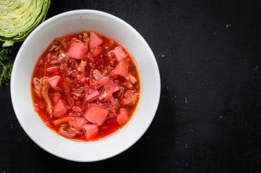 Kırmızı domates çorbası, borş çorbası, ilk tabak et suyu ve sebze.