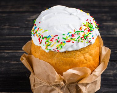 Paskalya pastası, ahşap zemin üzerine krema serpiştirilmiş. 