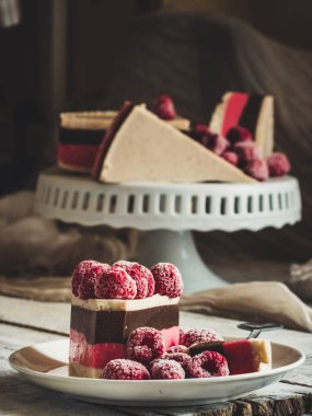 Ev yapımı ahududulu renkli çikolatalı pasta.