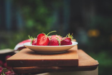 Taze olgun organik çileklerin yakın plan görüntüsü.