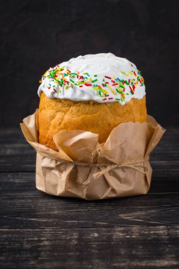 Paskalya pastası, ahşap zemin üzerine krema serpiştirilmiş. 