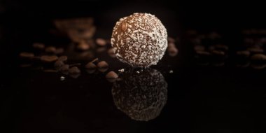 Siyah arka planda tatlı, lezzetli çikolata şekerlerinin yakın plan görüntüsü