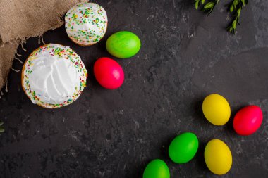 Paskalya pastası, ahşap zemin üzerine krema serpiştirilmiş. 