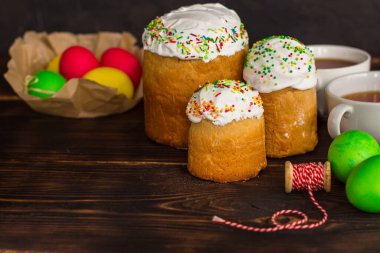 Enfes geleneksel paskalya pastalarının yakın plan görüntüsü krema ve şekerle süslenmiş renkli paskalya yumurtaları.