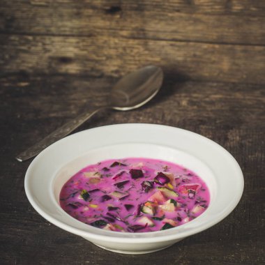 Taze sebze ve bitkilerle pancar çorbası.