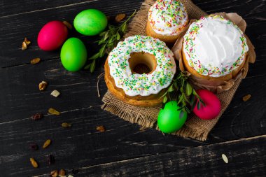 Enfes geleneksel paskalya pastalarının yakın plan görüntüsü krema ve şekerle süslenmiş renkli paskalya yumurtaları.