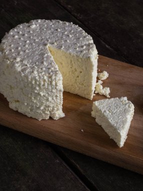 Ev yapımı süzme peynir.