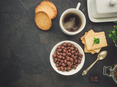 Çikolatalı mısır gevreğiyle kahvaltı.