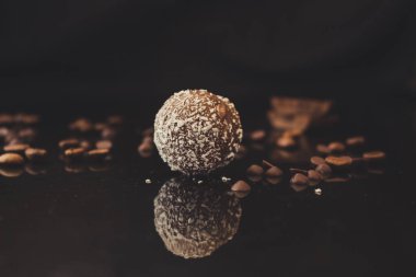 Siyah arka planda tatlı, lezzetli çikolata şekerlerinin yakın plan görüntüsü