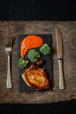 Siyah tahtada soslu ızgara et.