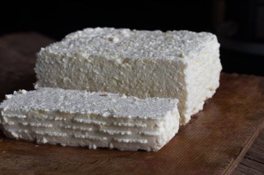 Ev yapımı süzme peynir.