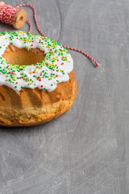 Dondurma ve şekerle süslenmiş geleneksel paskalya pastalarının yakın plan görüntüsü.