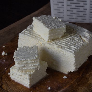 Ev yapımı süzme peynir.