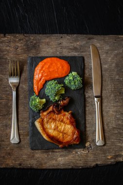 Siyah tahtada soslu ızgara et.