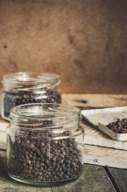 Ahşap arka planda siyah biber