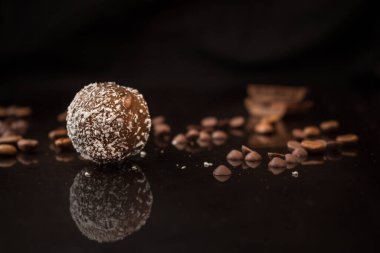 Siyah arka planda tatlı, lezzetli çikolata şekerlerinin yakın plan görüntüsü