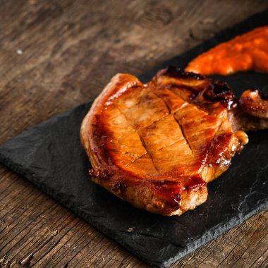 Siyah tahtada soslu ızgara et.