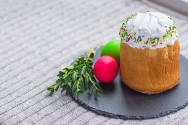 Enfes geleneksel paskalya pastalarının yakın plan görüntüsü krema ve şekerle süslenmiş renkli paskalya yumurtaları.