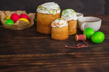Enfes geleneksel paskalya pastalarının yakın plan görüntüsü krema ve şekerle süslenmiş renkli paskalya yumurtaları.