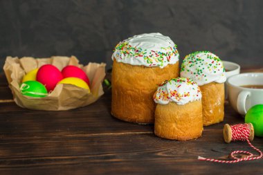 Enfes geleneksel paskalya pastalarının yakın plan görüntüsü krema ve şekerle süslenmiş renkli paskalya yumurtaları.