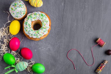 Enfes geleneksel paskalya pastalarının yakın plan görüntüsü krema ve şekerle süslenmiş renkli paskalya yumurtaları.