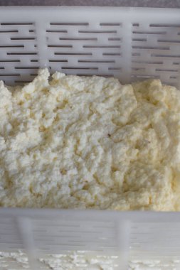 Ev yapımı süzme peynir.