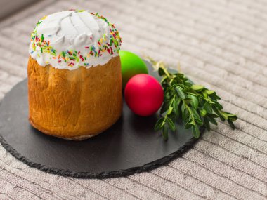 Enfes geleneksel paskalya pastalarının yakın plan görüntüsü krema ve şekerle süslenmiş renkli paskalya yumurtaları.