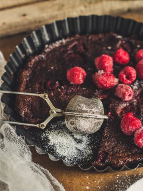 clafoutis pie - böğürtlenli çikolatalı pasta (Paskalya pişirmesi)