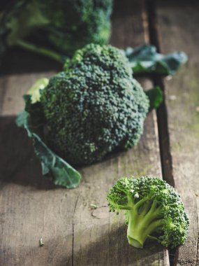 Ahşap zemin üzerinde taze yeşil brokoli
