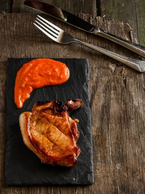 Siyah tahtada soslu ızgara et.