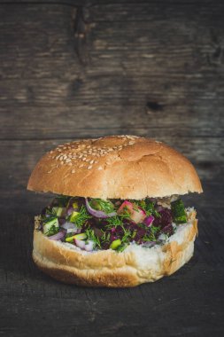 Ev yapımı burger, biftek, domates ve fesleğen.