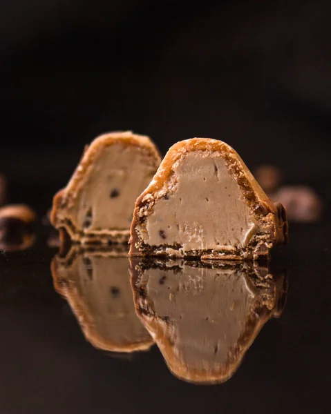 Vue Rapprochée Bonbons Chocolat Sucrés Délicieux Sur Fond Noir — Photo