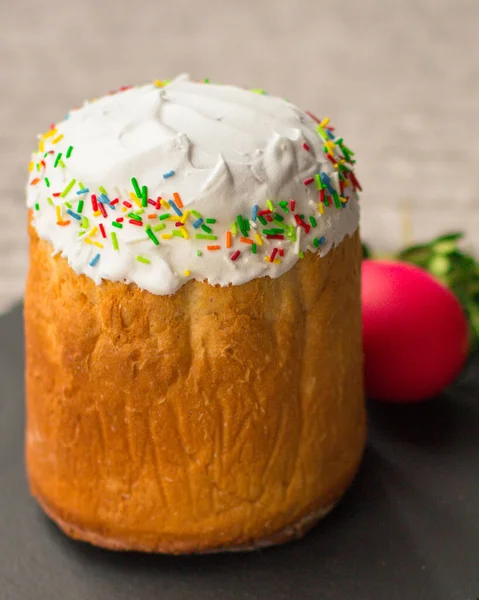 Enfes Geleneksel Paskalya Pastalarının Yakın Plan Görüntüsü Krema Şekerle Süslenmiş — Stok fotoğraf