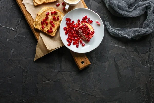 Detailní Pohled Chutné Sendviče Arašídovým Máslem Semeny Granátového Jablka Dřevěné — Stock fotografie