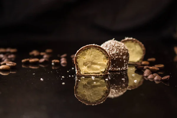 Zblízka Pohled Sladké Lahodné Čokoládové Bonbóny Černém Pozadí — Stock fotografie