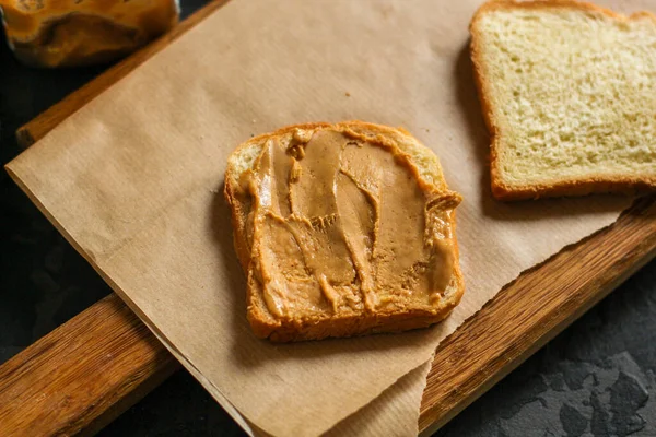 Nahaufnahme Von Leckeren Toasts Mit Erdnussbutter Auf Holzbrett — Stockfoto