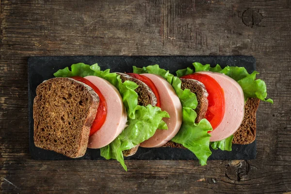 Sanduíches Com Salsicha Tomate Alface — Fotografia de Stock