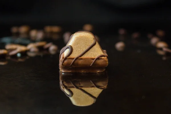 Vista Cerca Dulces Deliciosos Caramelos Chocolate Sobre Fondo Negro — Foto de Stock