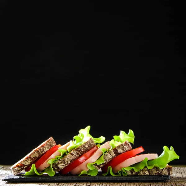 Sanduíches Com Salsicha Tomate Alface — Fotografia de Stock