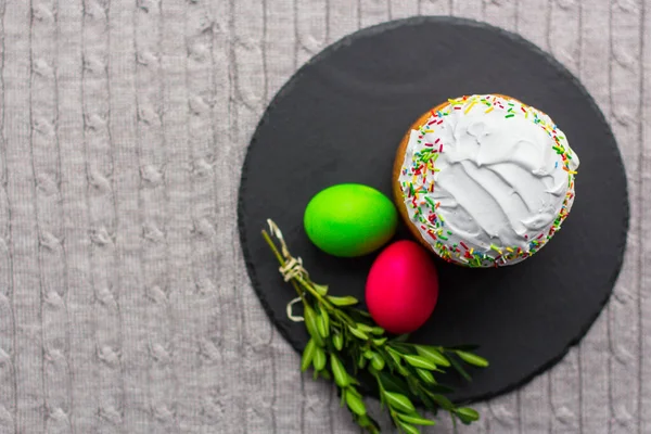 精美的传统复活节蛋糕 装饰有糖霜和洒水 色彩艳丽的复活节彩蛋的特写 — 图库照片