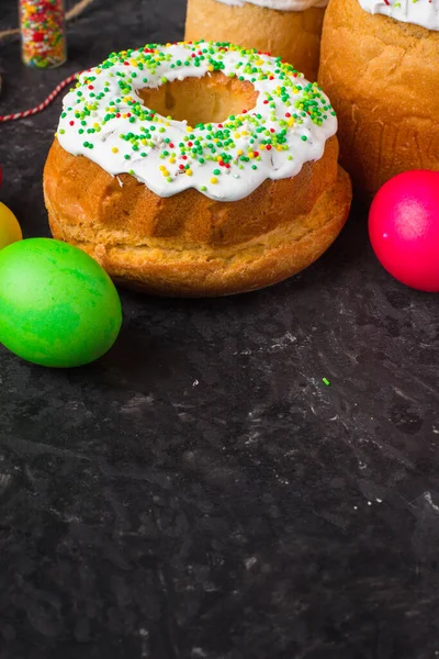 Widok Bliska Smaczne Ciasta Wielkanocne Kolorowe Jaja Ciemnym Tle — Zdjęcie stockowe