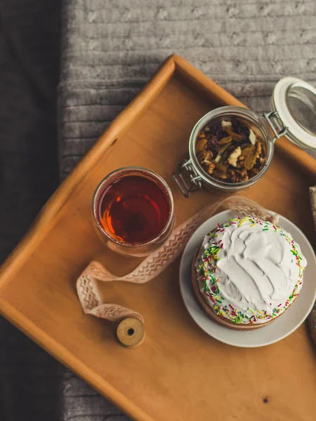 木製のテーブルの上にコーヒーとミルクのコップがあるお茶 — ストック写真