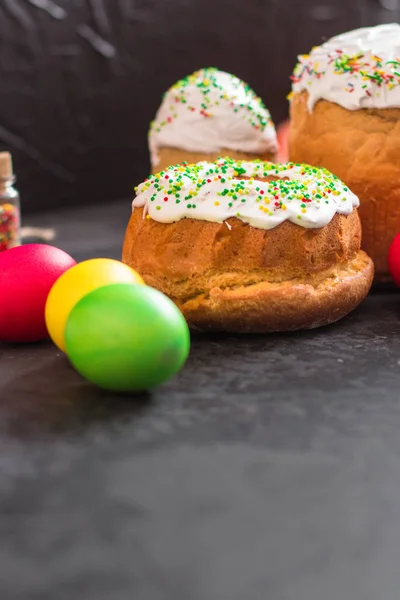 Widok Bliska Smaczne Ciasta Wielkanocne Kolorowe Jaja Ciemnym Tle — Zdjęcie stockowe