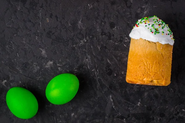 Paskalya Pastalarının Renkli Yumurtaların Koyu Arkaplanda Yakın Plan Görüntüsü — Stok fotoğraf